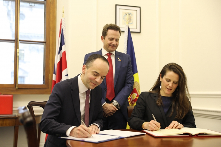 La secretària d’Estat Noëlia Souque signant el conveni.