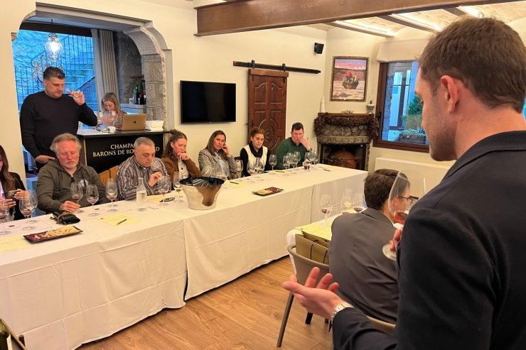 Guillem Pastrana, en un moment del tast celebrat aquest dilluns a Sotheby’s Andorra.