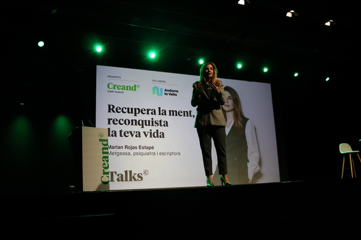 La psiquiatra, Marian Rojas, durant la conferència 