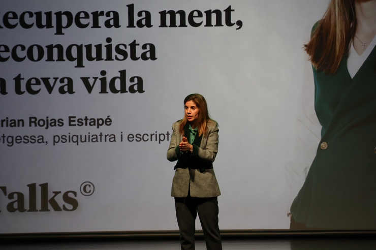 La psiquiatra, Marian Rojas, durant la conferència 
