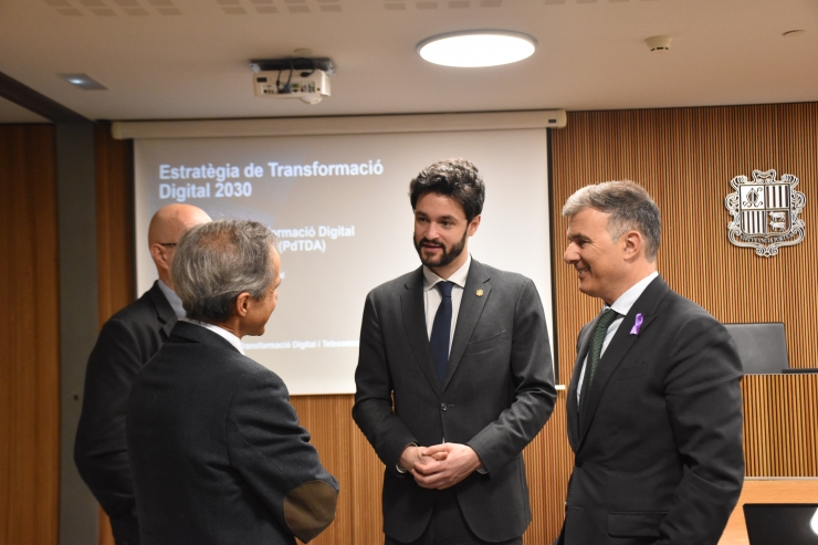 El secretari d'Estat de Transformació Digital i Telecomunicacions, Marc Rossell, conversa amb el president de la comissió legislativa de Justícia, Interior i Afers Institucionals, Cerni Escalé, moments abans de la seva compareixença.