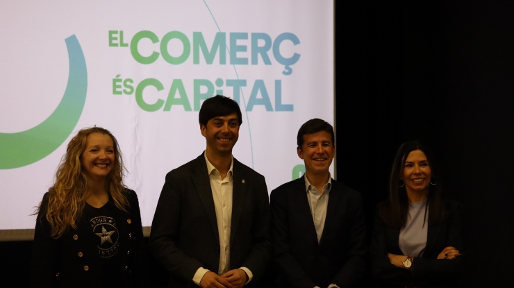 La responsable de suport i dinamització al comerç i a l'empresa del departament de Promoció Turística i Comercial del comú, Susagna Venable; el cònsol major d'Andorra la Vella, Sergi González; l'expert en màrqueting Jordi mas i la presidenta de l'Associació Eix Central, Montserrat Rodriguez, en la presentació de les xerrades i les formacions.