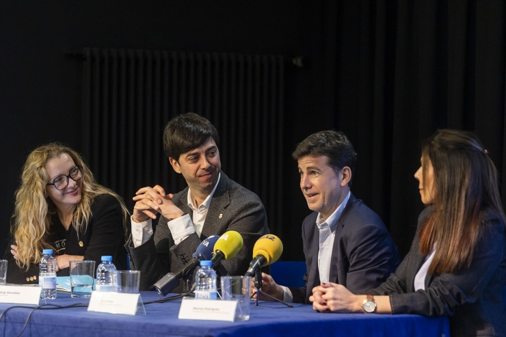 La responsable de suport i dinamització al comerç i a l'empresa del  departament de Promoció Turística i Comercial del comú, Susagna Venable;  el cònsol major d'Andorra la Vella, Sergi González; l'expert en  màrqueting Jordi mas i la presidenta de l'Associació Eix Central,  Montserrat Rodriguez, en la presentació de les xerrades i les  formacions.
 