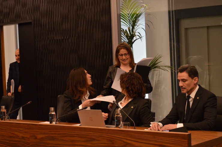 Els tres consellers de l'oposició conversen amb la secretària general abans de la sessió de consell de comú.