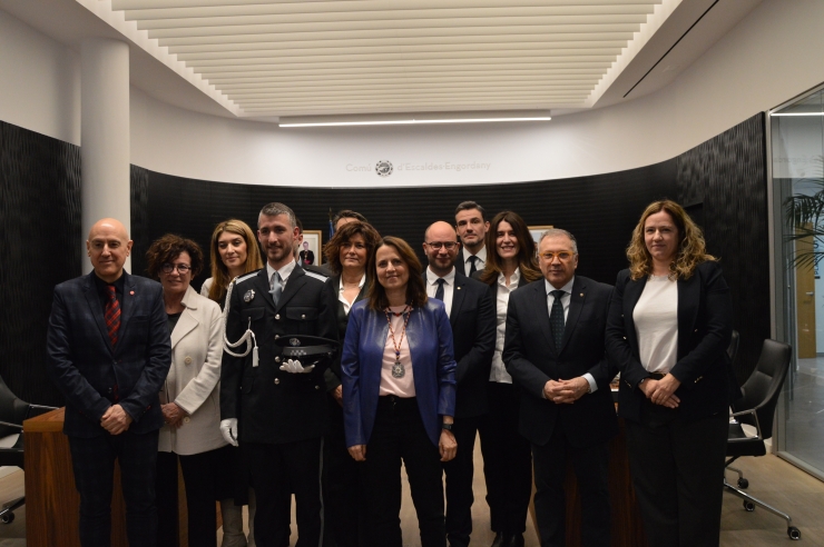 Els cònsols i consellers del comú d'Escaldes-Engordany amb el nou agent de circulació.