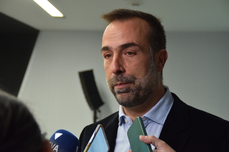 El president de l'Empresa Familiar Andorrana, Daniel Armengol, atenent els mitjans de comunicació en el marc de les jornades de concertació públicoprivada.
