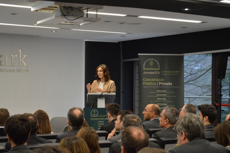 La directora associada del Centre de Governació Pública (EsadeGov)  Teaching Fellow del Departament de Societat, Política i Sostenibilitat  d’ESADE, Mònica Reig, durant la seva intervenció.