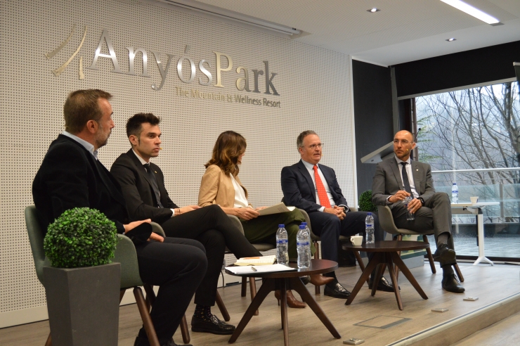 Un moment de la taula rodona per cloure la jornada de l'EFA amb els secretaris d'Estat de Transició Energètica, Transports i Mobilitat, David Forné i d'Economia, Treball i Habitatge, Jordi Puy; el president de l'Empresa Familiar Andorrana (EFA), Daniel Armengol i el president de Túnel d'Envalira, Juan Ignacio Horno.