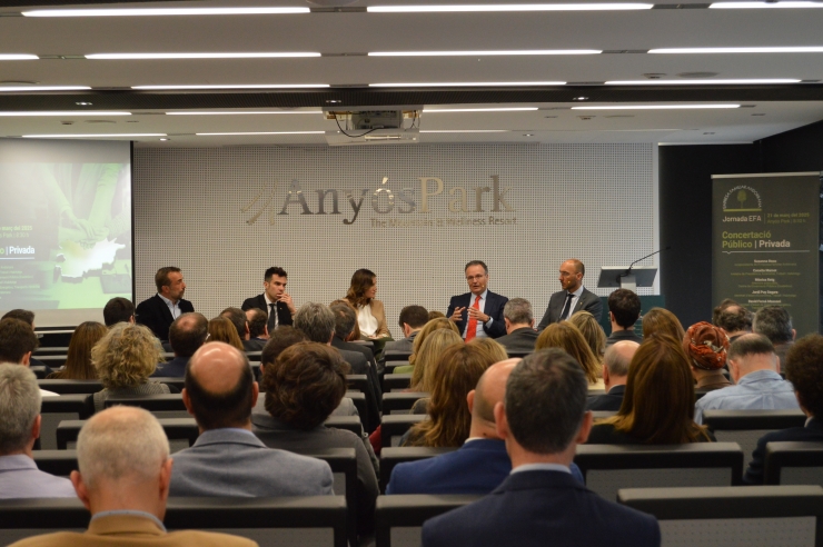 La taula rodona per cloure la jornada de l'EFA amb els  secretaris d'Estat de Transició Energètica, Transports i Mobilitat,  David Forné i d'Economia, Treball i Habitatge, Jordi Puy; el president  de l'Empresa Familiar Andorrana (EFA), Daniel Armengol i el president de  Túnel d'Envalira, Juan Ignacio Horno.