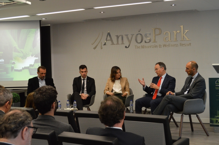 La taula rodona amb els  secretaris d'Estat de Transició Energètica, Transports i Mobilitat,  David Forné i d'Economia, Treball i Habitatge, Jordi Puy; el president  de l'Empresa Familiar Andorrana (EFA), Daniel Armengol i el president de  Túnel d'Envalira, Juan Ignacio Horno.