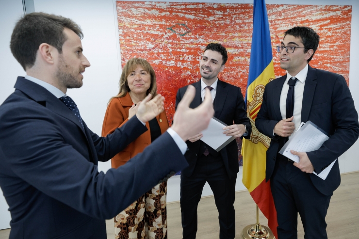 La ministra de Presidència, Economia, Treball i Habitatge, Conxita Marsol, i el secretari d’Estat d’Empresa, Diversificació Econòmica i Innovació, Marc Saura, amb els responsables de Coworking Inspira i Accent.