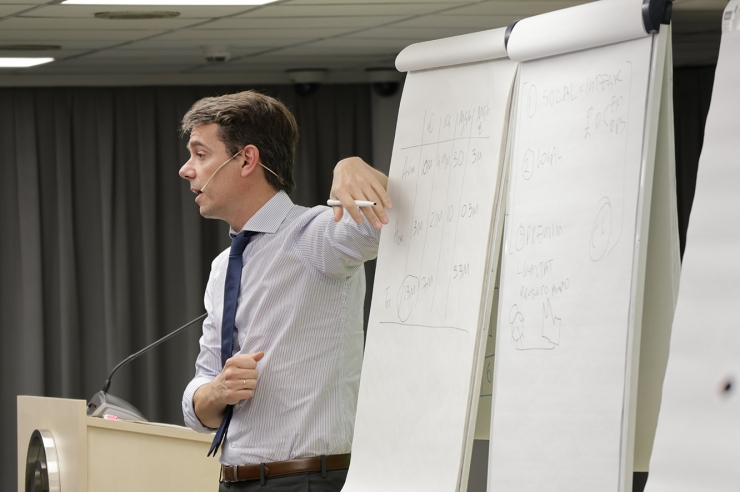 El professor adjunt del departament de Direcció Comercial de l'IESE Business School, Iñigo Gallo, durant la masterclass 'La Fageda: quan un projecte social és també competitiu'.