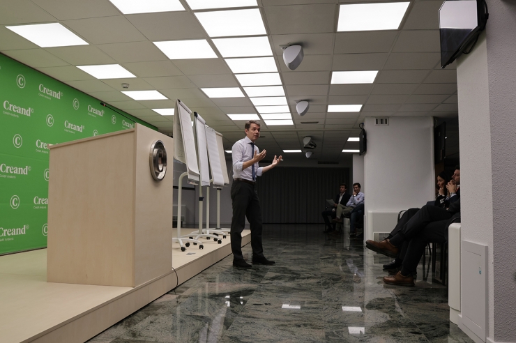 El professor adjunt del departament de Direcció Comercial de l'IESE Business School, Iñigo Gallo, durant la masterclass 'La Fageda: quan un projecte social és també competitiu'.