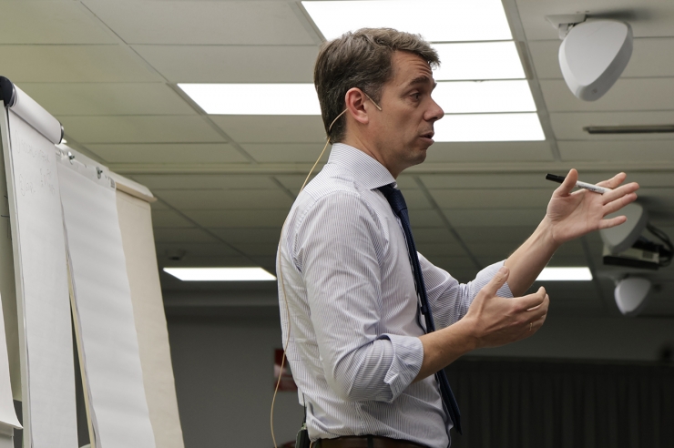 El professor adjunt del departament de Direcció Comercial de l'IESE Business School, Iñigo Gallo, durant la masterclass 'La Fageda: quan un projecte social és també competitiu'.