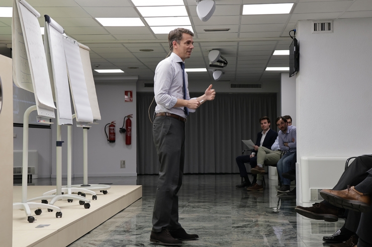 El professor adjunt del departament de Direcció Comercial de l'IESE Business School, Iñigo Gallo, durant la masterclass 'La Fageda: quan un projecte social és també competitiu'.
