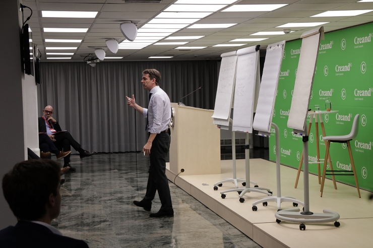 El professor adjunt del departament de Direcció Comercial de l'IESE Business School, Iñigo Gallo, durant la masterclass 'La Fageda: quan un projecte social és també competitiu'.