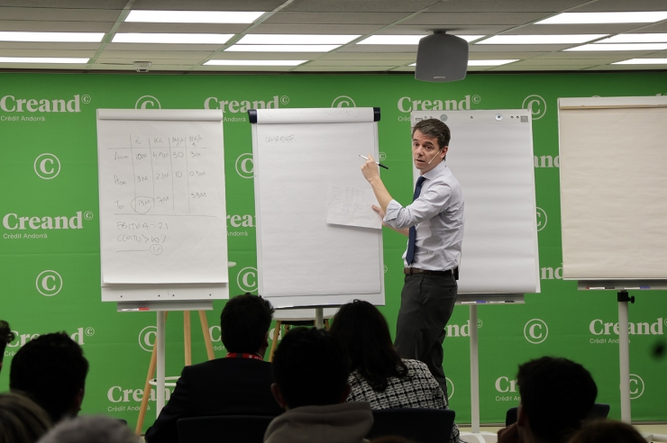 El professor adjunt del departament de Direcció Comercial de l'IESE Business School, Iñigo Gallo, durant la masterclass 'La Fageda: quan un projecte social és també competitiu'.