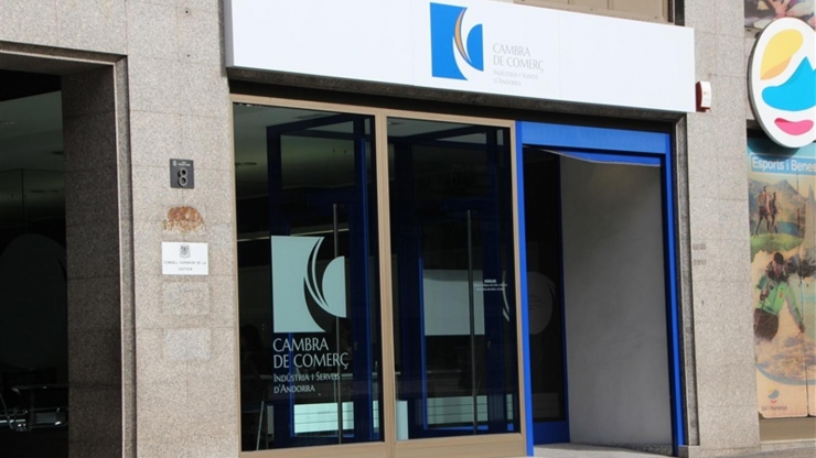 La Cambra de Comerç, Indústria i Serveis.