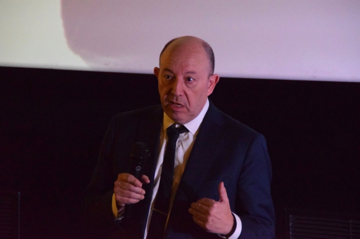 L'economista Gonzalo Bernardos fent el col·loqui.