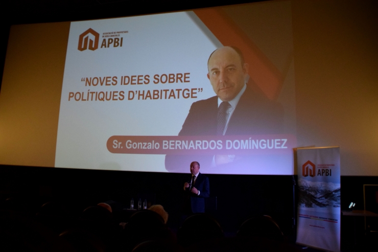 L'economista Gonzalo Bernardos durant el col·loqui que ha organitzat l'APBI.