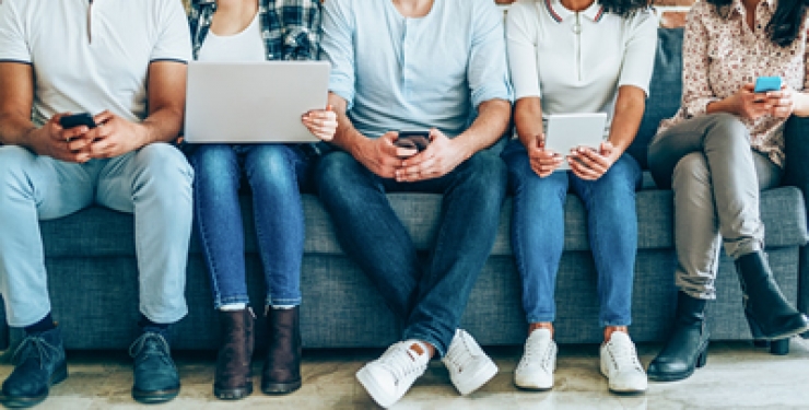 Un grup de persones consultant els seus dispositius mòbils.