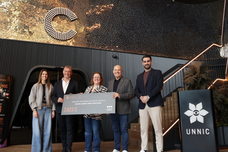 Un moment del lliurament del xec del Gran Casino Andorra a l’Associació de Malalties Minoritàries d’Andorra (AMMA).