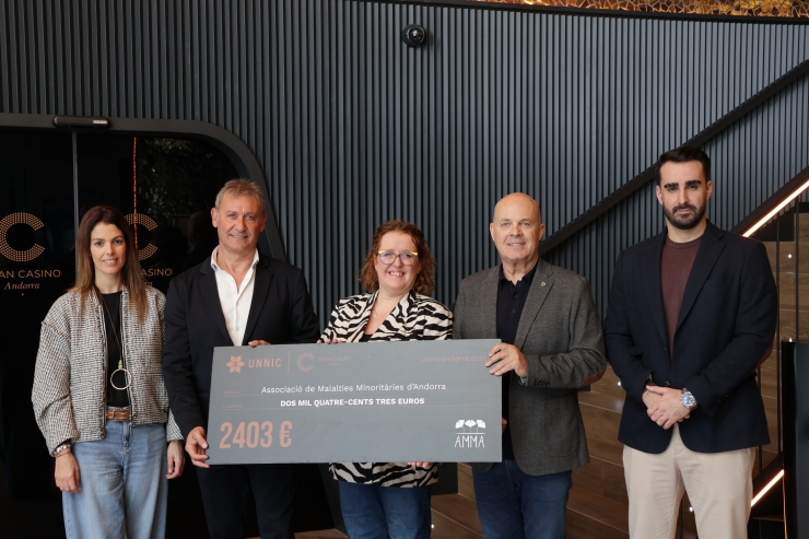 Un moment del lliurament del xec del Gran Casino Andorra a l’Associació de Malalties Minoritàries d’Andorra (AMMA).
