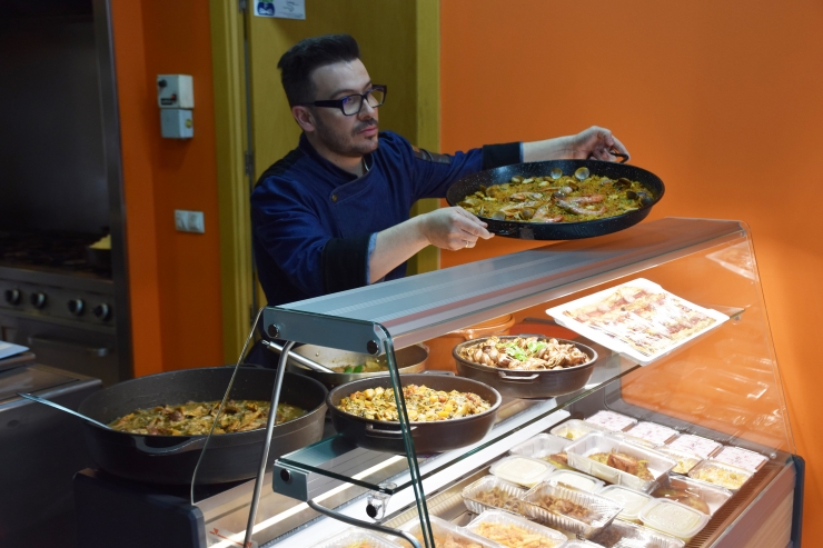 El propietari de Can Narcís, Narcís Allué, amb alguns dels plats que s'ofereixen al local.