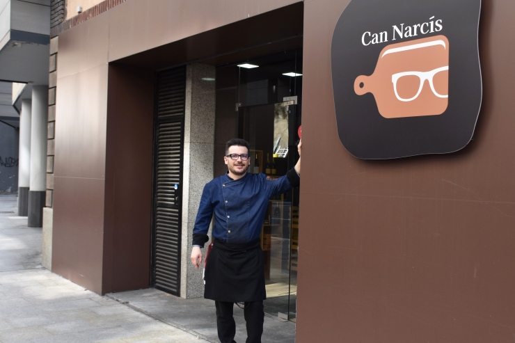 El propietari de Can Narcís, Narcís Allué, a l'entrada del local.