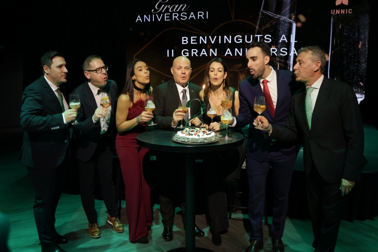L'equip del centre d'oci Unnic bufa les espelmes del segon aniversari.