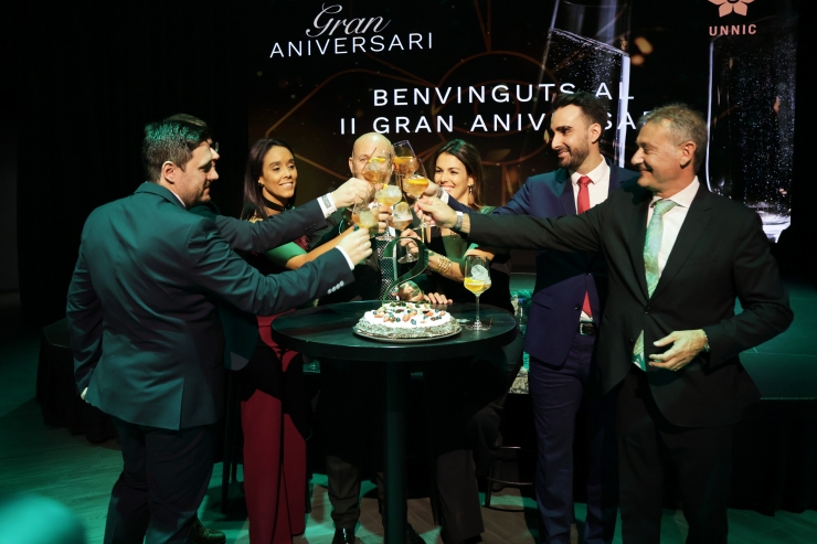 L'equip del centre d'oci Unnic celebra el segon aniversari del recinte.