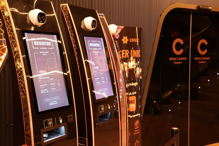 Les màquines de registre que es troben a l'entrada del centre d'oci Unnic.