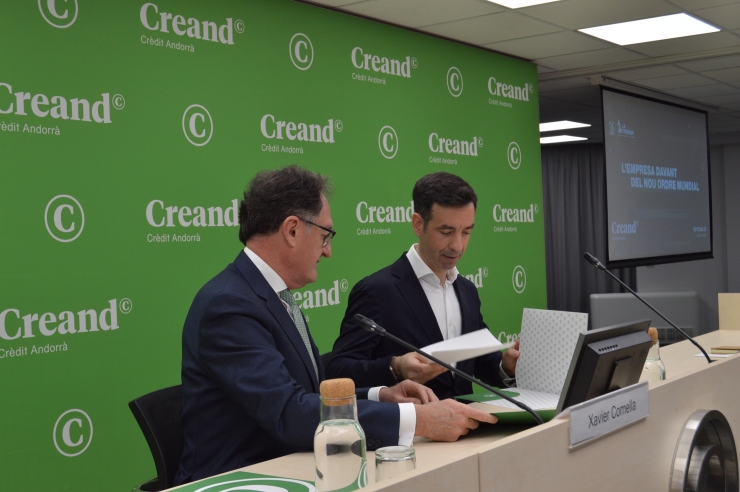 El conseller delegat de Creand Crèdit Andorra, Xavier Cornella, i el president de la Trobada Empresarial al Pirineu, Josep Serveto, signen l'acord per a la renovació del suport de l'entitat bancària a la cita.
