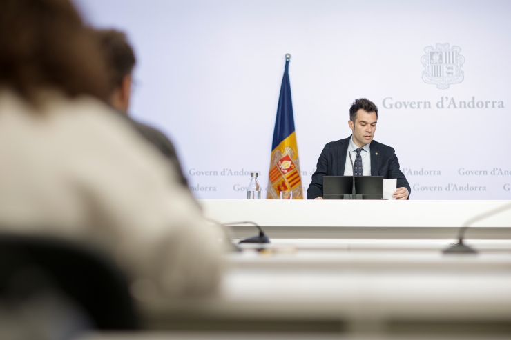 El secretari d’Estat de Transició Energètica, Transports i Mobilitat, David Forné, i el director d’Energia i Transports, Carles Miquel, durant la roda de premsa.