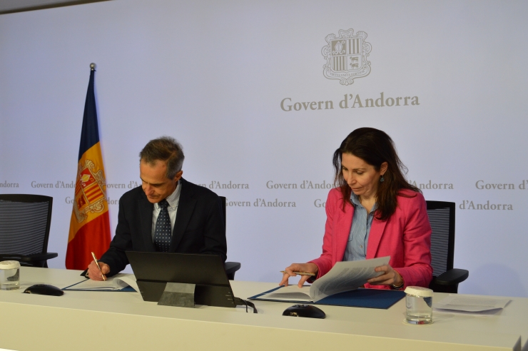 El director d'Andorra Digital, David Vicente i la cap de Relacions Governamentals i Polítiques Públiques de Google Cloud Iberia, Maria Álvarez, signen l'acord de col·laboració.