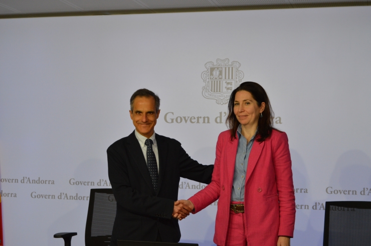 El director d'Andorra Digital, David Vicente i la cap de Relacions  Governamentals i Polítiques Públiques de Google Cloud Iberia, Maria  Álvarez, després de la signatura de l'acord.