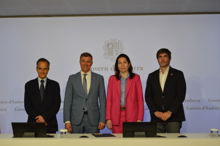 El director d'Andorra Digital, David Vicente; el secretari d'Estat de Transformació Digital i Telecomunicacions, Marc Rossell i la cap de Relacions  Governamentals i Polítiques Públiques de Google Cloud Iberia, Maria  Álvarez, després de la signatura.