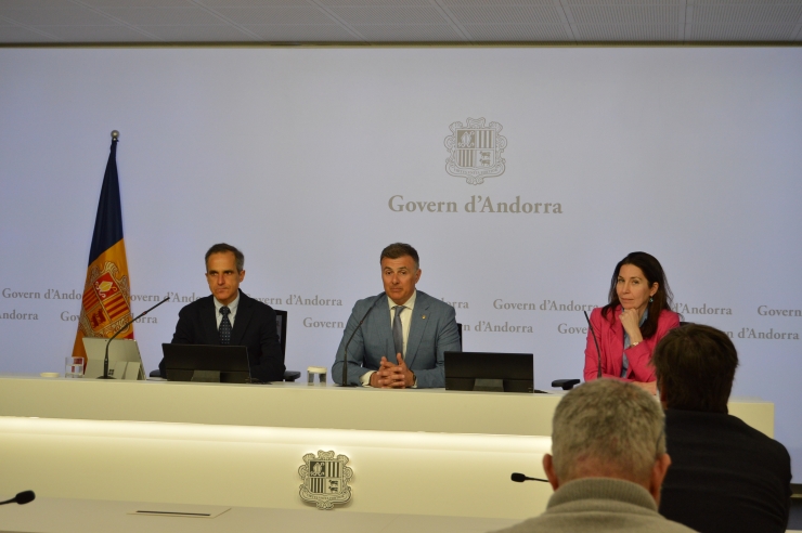 El director d'Andorra Digital, David Vicente; el secretari d'Estat de  Transformació Digital i Telecomunicacions, Marc Rossell i la cap de  Relacions  Governamentals i Polítiques Públiques de Google Cloud Iberia, Maria  Álvarez, durant la roda de premsa en què han explicat l'acord.