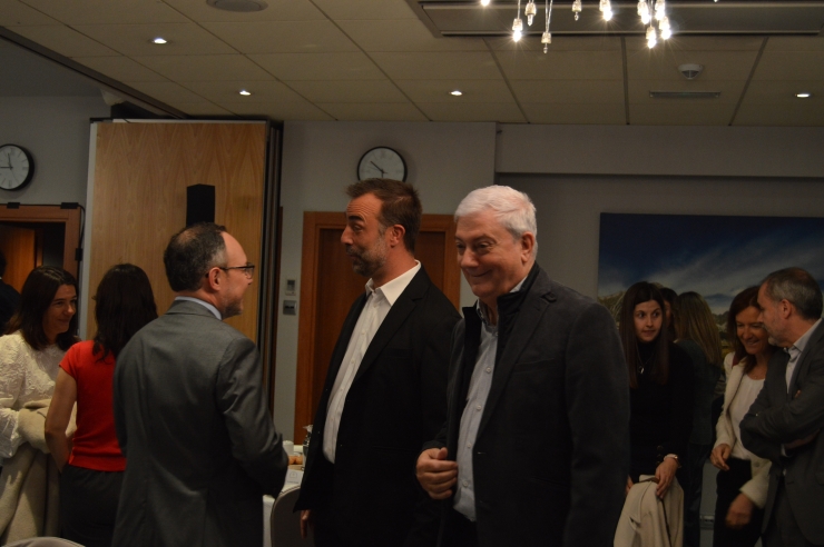 El cap de Govern, Xavier Espot, comversa amb el president de l'EFA, Daniel Armengol i amb el de la CEA, Gerard Cadena.