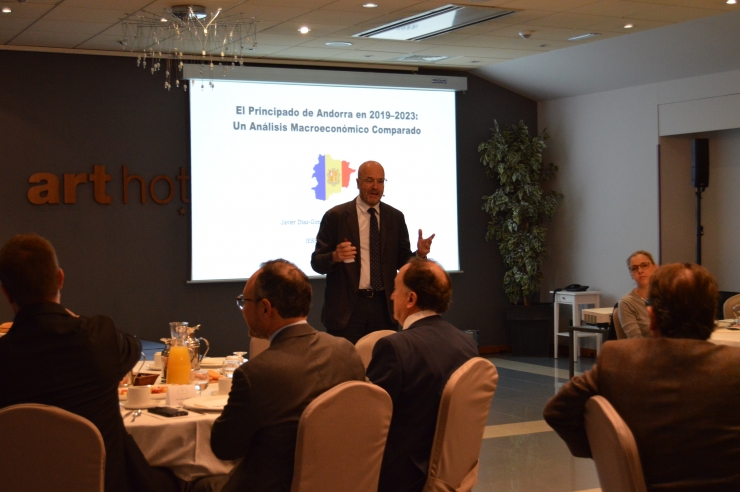 Un dels autors de l'estudi, l'economista Javier Díaz-Giménez, durant la presentació.