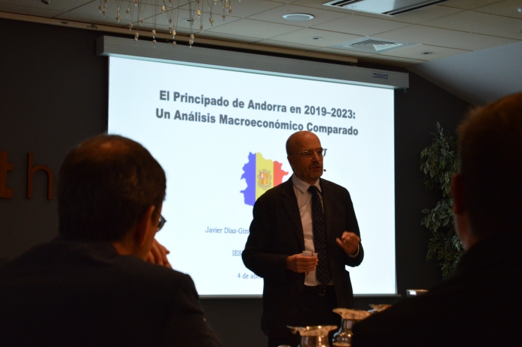 Un dels autors de l'estudi, Javier Díaz-Giménez, durant la presentació del treball aquest divendres al matí.