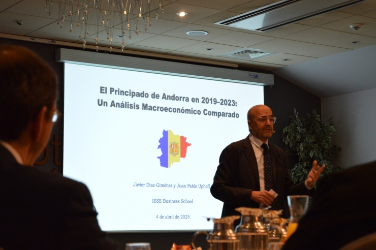 L'economista Javier Díaz-Giménez, durant l'acte de presentació de l'estudi.