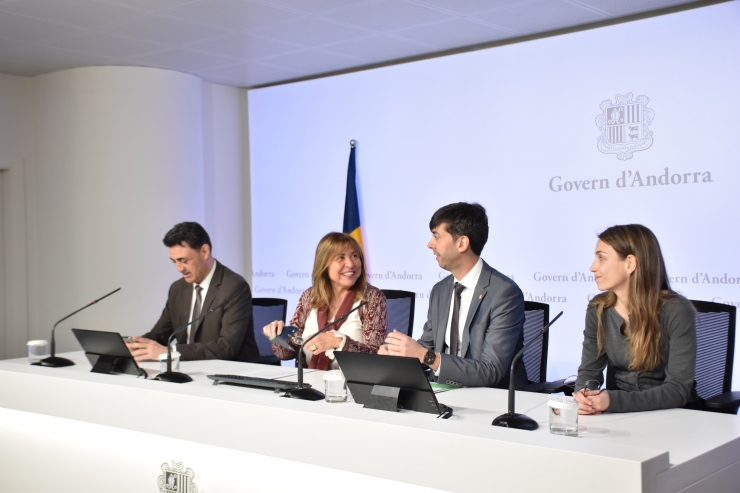 Els ministres de Territori i Urbanisme i Presidència, Economia Treball i Habitatge, Raul Ferré i Conxita Marsol; el cònsol major d'Andorra la Vella, Sergi González i Andrea Doncel, d'Altura Arquitectes en la presentació del projecte del Cedre.