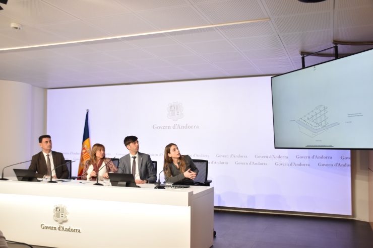 Els ministres de Territori i Urbanisme i Presidència, Economia Treball i  Habitatge, Raul Ferré i Conxita Marsol; el cònsol major d'Andorra la  Vella, Sergi González i Andrea Doncel, d'Altura Arquitectes en la  presentació del projecte del Cedre, aquest dimarts al matí.