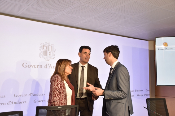 Els ministres de Territori i Urbanisme i Presidència, Economia Treball i  Habitatge, Raul Ferré i Conxita Marsol conversen amb el cònsol major d'Andorra la  Vella, Sergi González.