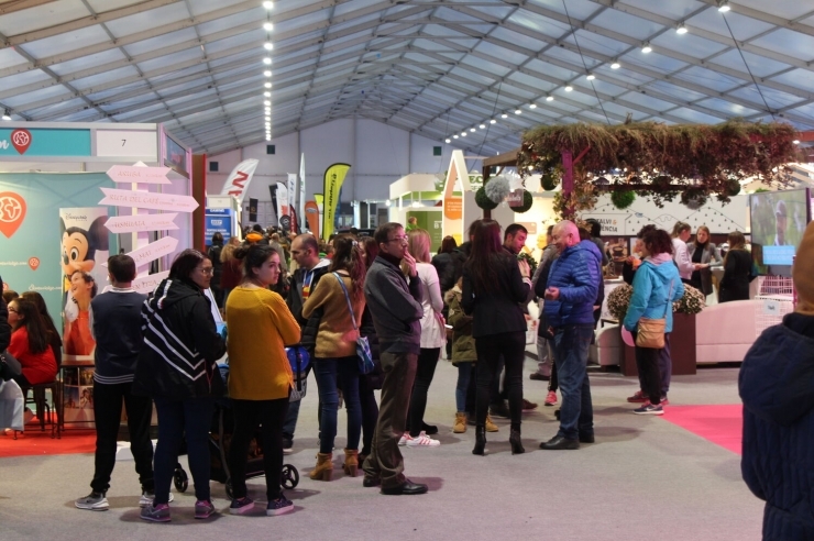 Un grup de persones visitant una edició passada de la Fira d'Andorra la Vella.