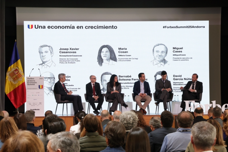 Un moment de la taula rodona 'Una economia en creixement: innovació i transformació'.