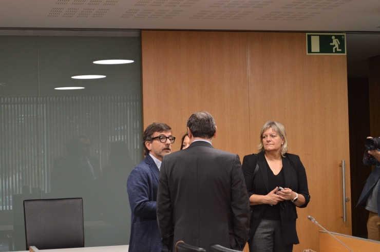 El president de la comissió gestora del fons de reserva de jubilació, Jordi Cinca conversa amb els consellers abans de la compareixença al Consell General.