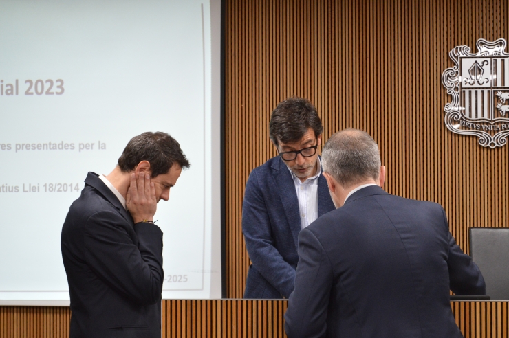 Els presidents de la comissió gestora del fons de reserva de jubilació, Jordi Cinca, i el del consell d'administració de la CASS, Marc Galabert moments abans de la compareixança al davant la comissió legislativa de seguiment i sostenibilitat de les pensions per presentar els resultats de l’estudi actuarial de la branca jubilació de l’any 2023.