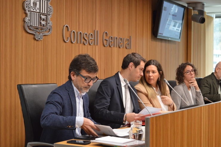 Un moment de la compareixança dels presidents de la comissió gestora del fons de reserva de jubilació,  Jordi Cinca, i el del consell d'administració de la CASS, Marc Galabert, davant la comissió legislativa de  seguiment i sostenibilitat de les pensions.